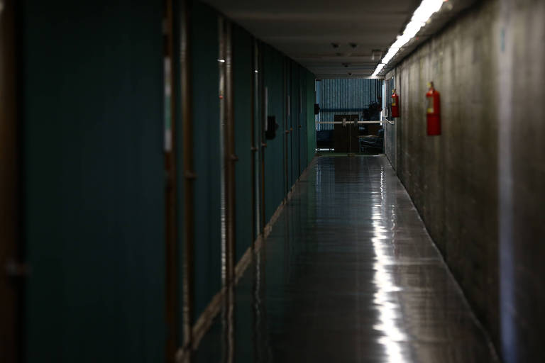 Corredor da presidência da Câmara dos Deputados vazio; parlamentares voltam do recesso, mas expectativa é de que trabalhos sejam retomados na próxima semana