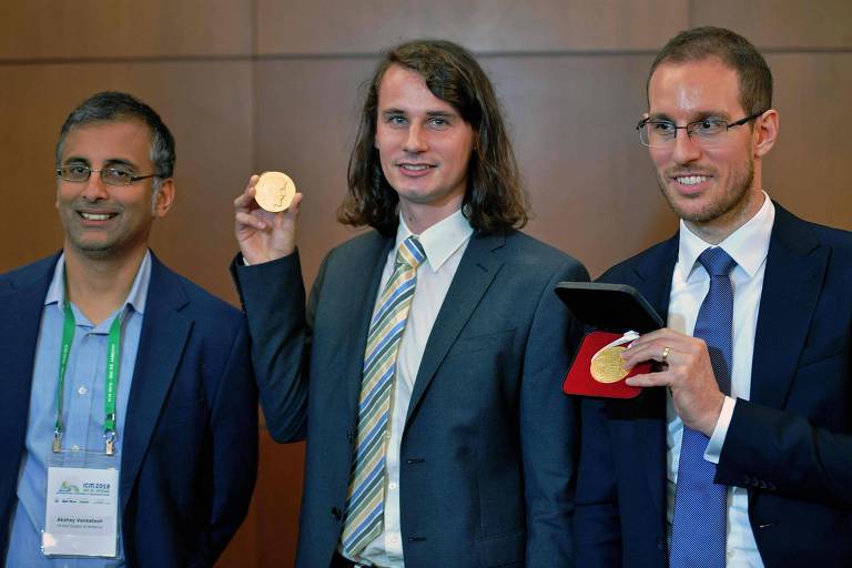 (esq. para a dir.) Akshay Venkatesh, Peter Scholze, Alessio Figalli, três dos ganhadores da Medalha Fields; o quarto Caucher Birkar, teve seu prêmio roubado