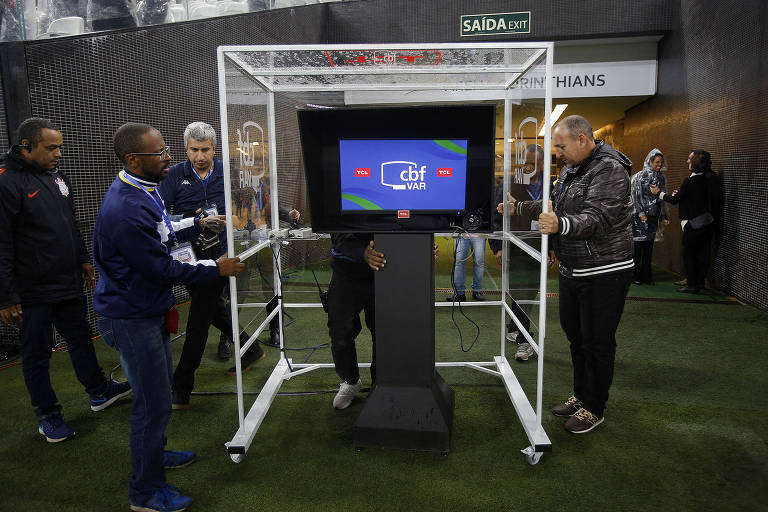 Monitor do VAR é carregado para jogo no Itaquerão