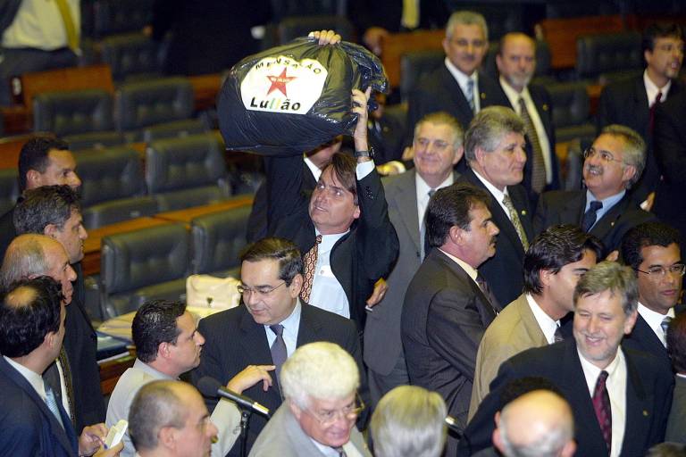 Bolsonaro com saco de lixo do 