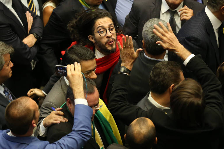 Deputado Jean Wyllys (PSOL-RJ) cuspiu em direção ao deputado Jair Bolsonaro (PSC-RJ) após ter votado contra a abertura do processo de impeachment de Dilma; o deputado do PSOL, que é homossexual, disse que vinha sendo ofendido de forma reiterada por comentários homofóbicos do colega do PSC