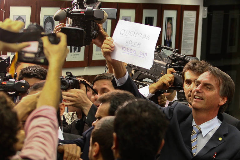 Deputado Jair Bolsonaro levanta cartaz onde se lê 