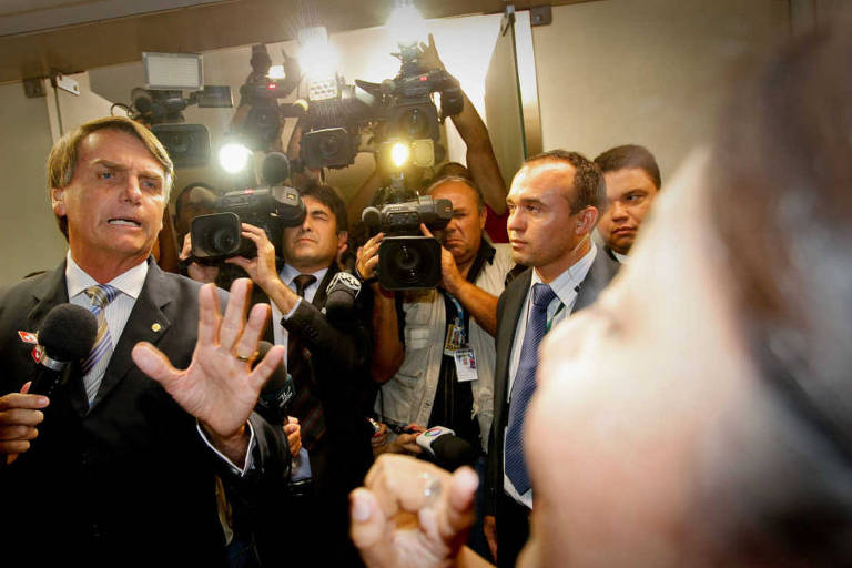 Manifestantes do grupo União da Juventude Socialista protestam contra o deputado Jair Bolsonaro (PP-RJ), que poderá assumir a comissão de Direitos Humanos da Câmara dos Deputados
