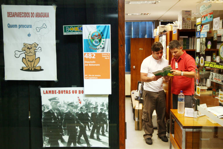 Gabinete do deputado Jair Bolsonaro (PP-RJ) com cartaz de desaparecidos do Araguaia traz os dizeres: 