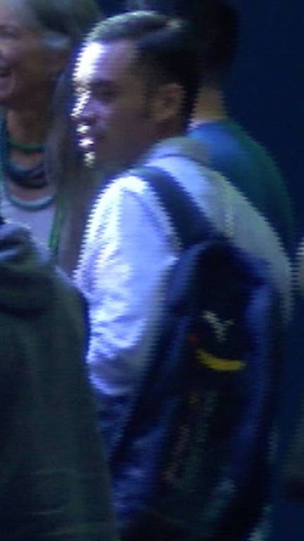 Um dos suspeitos de ter furtado a medalha Fields; a mochila que ele carrega foi encontrada depois com a pasta furtada do matemático iraniano Caucher Birkar, sem a medalha