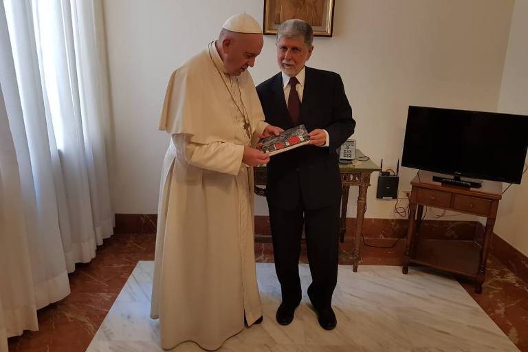  Ex-chanceler Celso Amorim entrega livro de Lula ao papa Francisco, no Vaticano