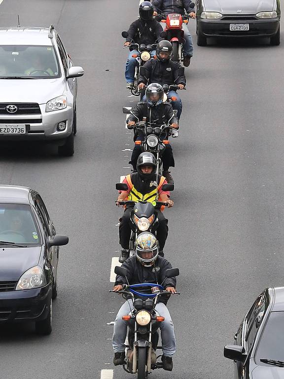Fila de motoqueiros na avenida 23 de Maio, em São Paulo