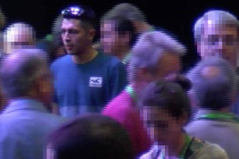 Homem de óculos na cabeça é considerado um dos suspeitos pelo furto da medalha Fields no Rio