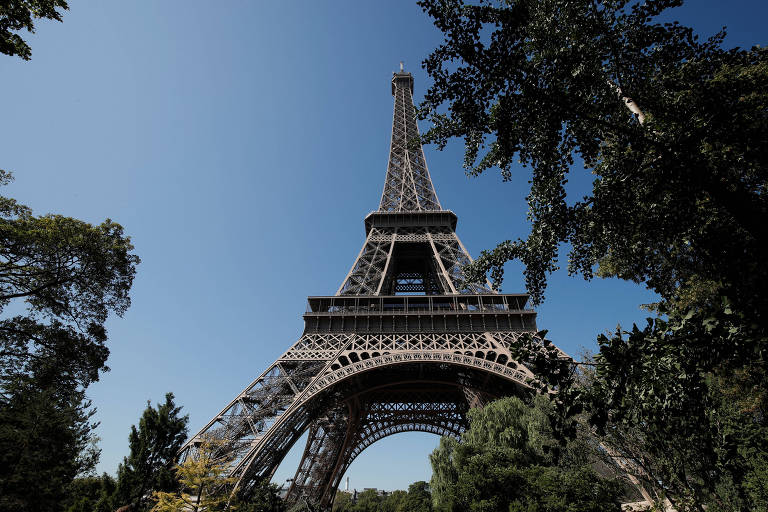 Torre Eiffel vista entre árvores 