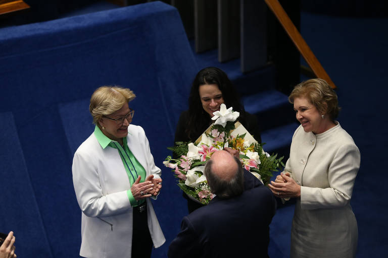 Janaina Paschoal diz que flores dadas por Marta durante impeachment foram 'gentileza'