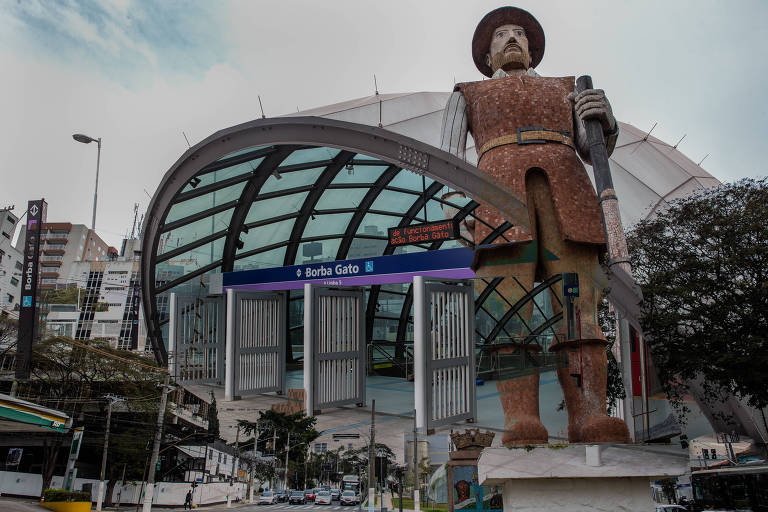 Estátua de Borba Gato com a Linha Lilás do metrô, que está inaugurada, mas não completa