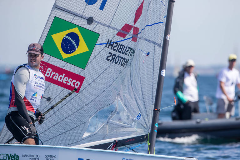 O velejador brasileiro Jorge Zarif compete sob olhares de Torben Grael e Robert Scheidt