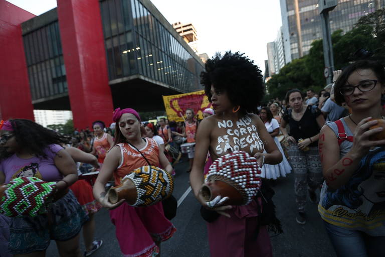 Mulheres realizam o ato 'Todas contra PEC 181', para protestar contra a Proposta de Emenda Constitucional apelidada por elas de Cavalo de Troia, na avenida Paulista, em São Paulo. Aprovada  pela Comissão Especial da Câmara dos Deputados, com 18 votos a favor e um contra, originalmente destinada ao aumento da licença maternidade em caso de bebê prematuro, seu texto foi alterado através de emenda constitucional, e a bancada conservadora incluiu a frase: a vida começa a partir da concepção do feto. O objetivo desta frase é impedir qualquer tipo de prática de interrupção da gravidez, mesmo aquelas já previstas por lei