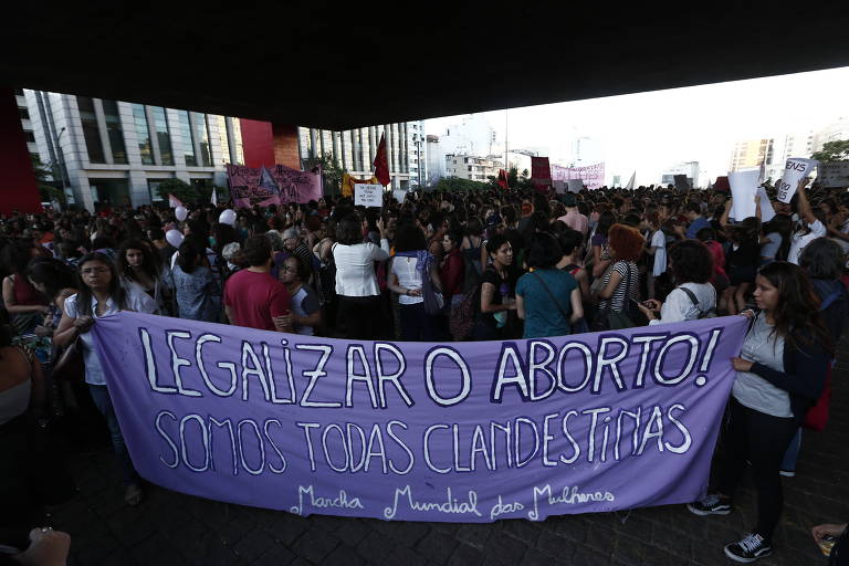 Mulheres realizam o ato 'Todas contra PEC 181', para protestar contra a Proposta de Emenda Constitucional apelidada por elas de Cavalo de Troia, na avenida Paulista, em São Paulo. Aprovada  pela Comissão Especial da Câmara dos Deputados, com 18 votos a favor e um contra, originalmente destinada ao aumento da licença maternidade em caso de bebê prematuro, seu texto foi alterado através de emenda constitucional, e a bancada conservadora incluiu a frase: a vida começa a partir da concepção do feto. O objetivo desta frase é impedir qualquer tipo de prática de interrupção da gravidez, mesmo aquelas já previstas por lei