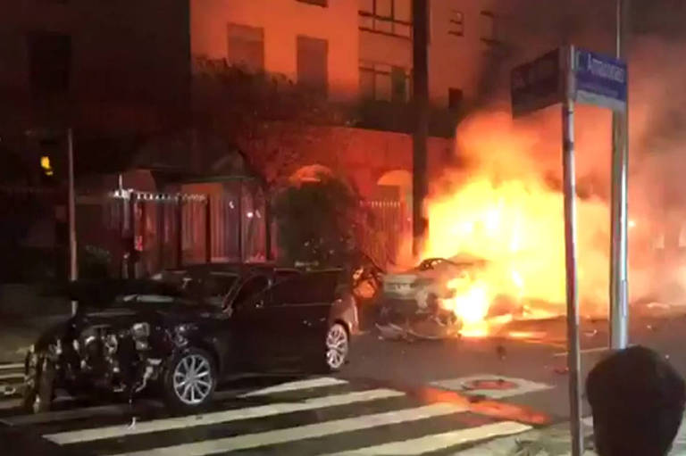 BMW pega fogo após batida no Itaim Bibi, zona oeste de São Paulo