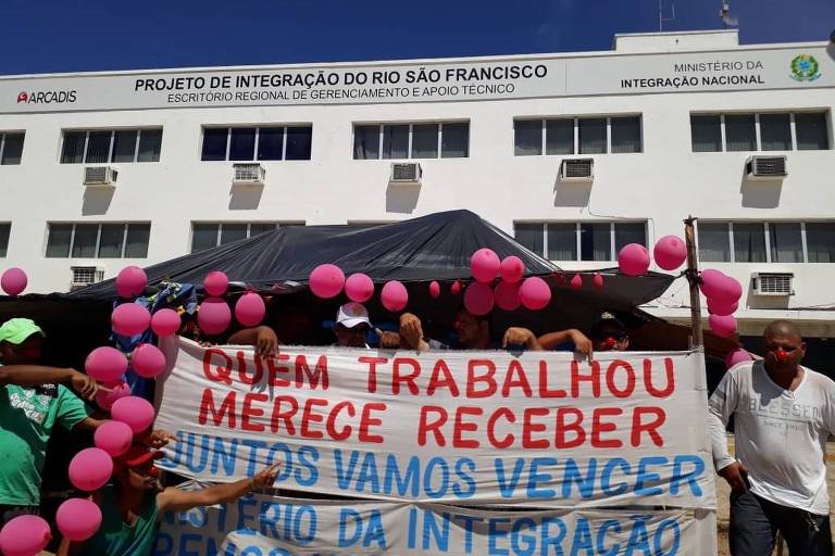 Operários protestaram em Salgueiro (PE) durante visita do presidente Michel Temer a obras da transposição do rio São Francisco