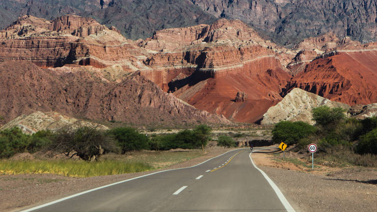 Trecho da sinuosa Ruta 68, nos arredores de Salta, onde áridos desertos de terra vermelha se encontram com as montanhas nevadas, rios e vales