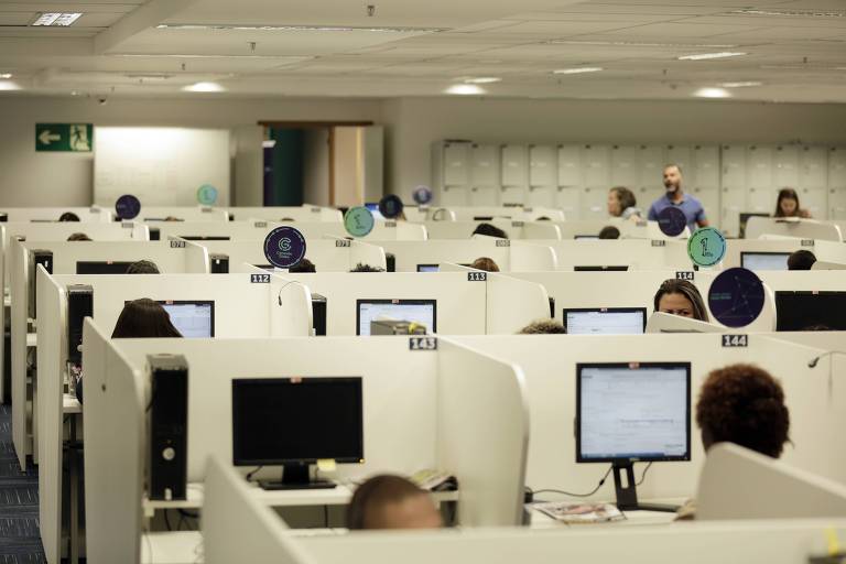 Operadores de Telemarketing durante trabalho de teleatendimento 