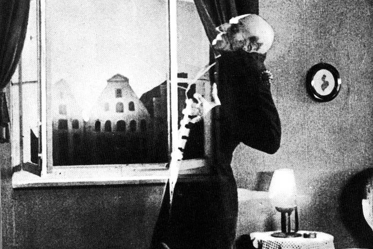 Cena do filme "Nosferatu" (1922), de Murnau
