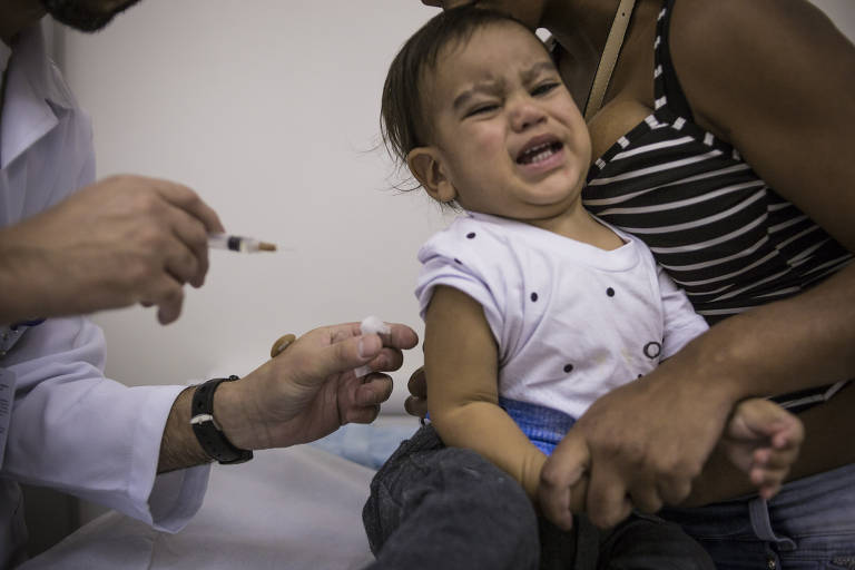 Bebê toma as vacinas de febre amarela e gripe em posto de saúde, em SP