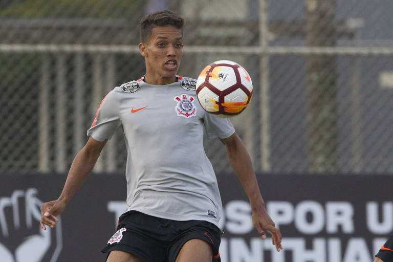 Pedrinho será titular na partida entre Corinthians e Atlético-PR neste sábado (4)