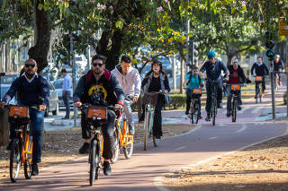 Tráfego de ciclistas na ciclovia da avenida Brigadeiro Faria Lima