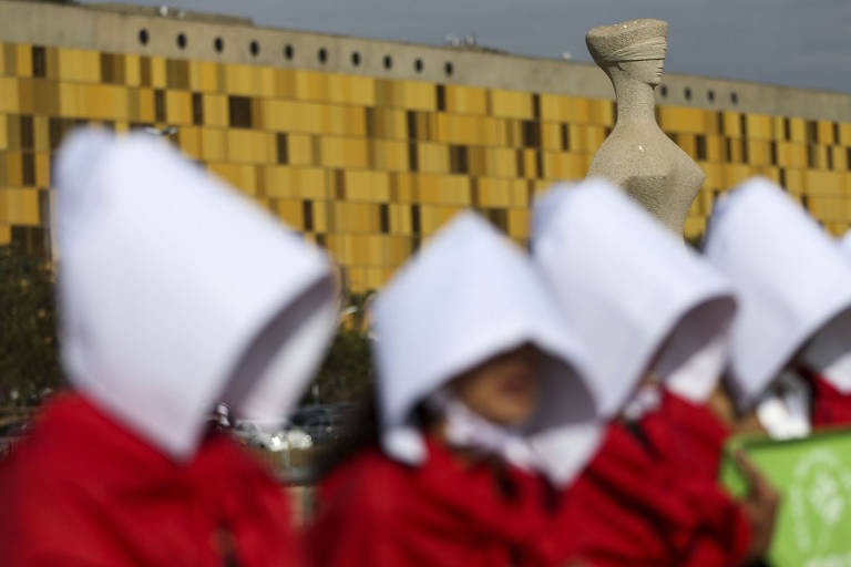 Mulheres vestidas como no seriado "The Handmaid's Tale" fazem ato em frente ao STF, em Brasília; Supremo realiza audiência pública sobre descriminalização do aborto