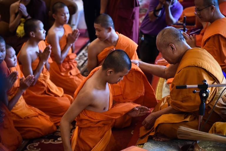 Meninos resgatados de caverna deixam retiro espiritual na Tailândia