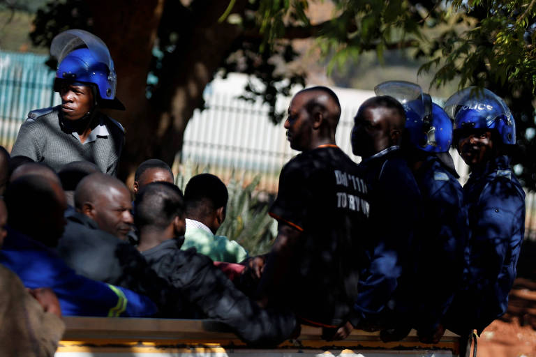 27 membros da oposição são acusados por violência após eleição no Zimbábue