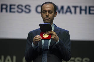 Matemático iraniano Caucher Birkar recebe nova medalha Fields, após furto