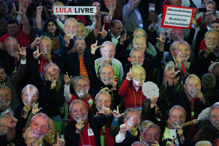 Militantes usam máscara do Lula convenção do PT, na Casa de Portugal