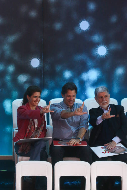 Fernando Haddad (centro) ao lado da mulher, Ana Estela, e do ex-chanceler Celso Amorim