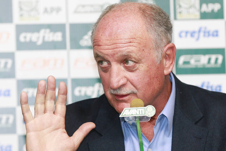 O técnico Scolari gesticula com a mão direita em sua primeira entrevista como treinador do Palmeiras