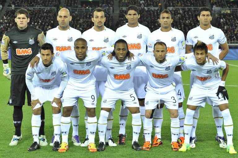 Time do Santos posa para os fotógrafos, antes da final do Mundial de Clubes de 2011, contra o Barcelona. Equipe era patrocinada pelo banco BMG na ocasião