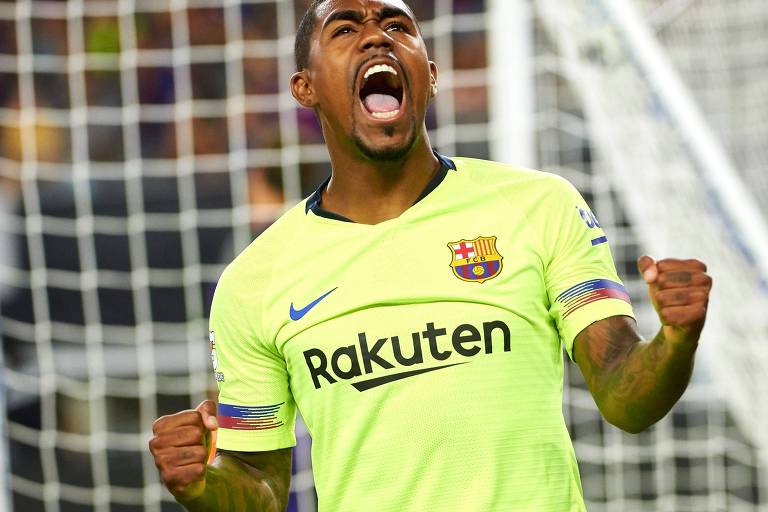 Jogador Malcon grita, de punho fechados, para comemorar seu gol com a camisa do Barcelona em amistoso