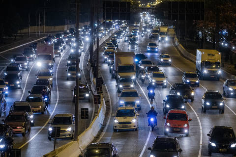 SÃO PAULO, SP, BRASIL, 02.08.2018 - Trânsito na Marginal Tietê, no sentido Ayrton Senna; trecho da via teve velocidade média de 13 km/h no horário de pico da tarde, segundo aferições da CET. (Foto: Eduardo Anizelli/Folhapress)