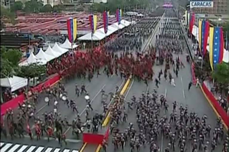 Cena retrata momento da explosão, quando soldados são vistos correndo durante um discurso de Maduro




