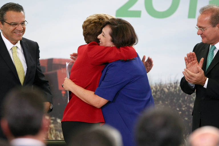 No centro da foto, Dilma Rousseff abraça Kátia Abreu em evento no Planalto, em 2013; à esq., o ex-presidente da Câmara, Henrique Alves (MDB) e à dir., o ex-presidente do Senado, Renan Calheiros