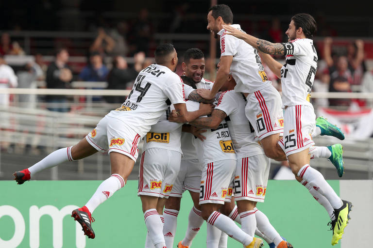 Jogadores do São Paulo pulam uns sobre os outros na comemoração do primeiro gol na vitória por 2 a 1 contra o Vasco