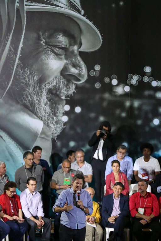 Fernando Haddad discursa durante Encontro Nacional do PT (Partido dos Trabalhadores), na Casa de Portugal em São Paulo 