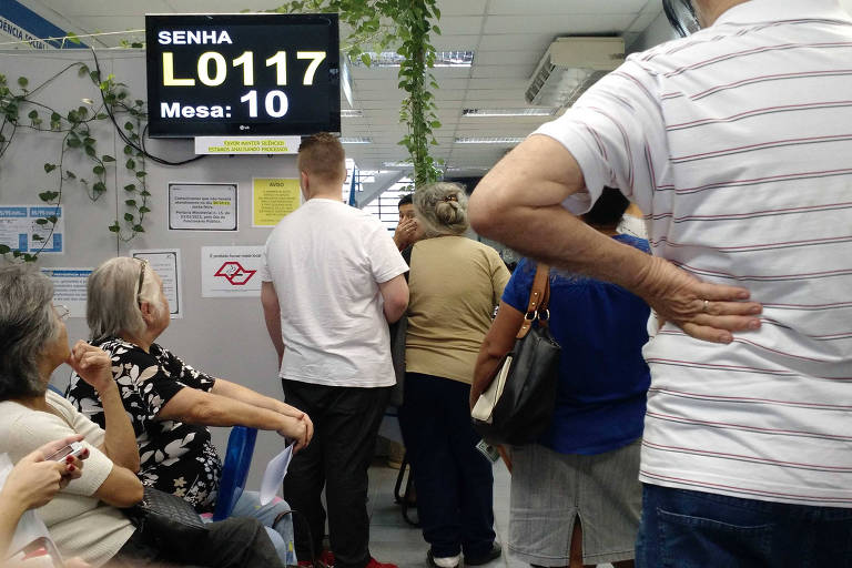 Quem não fez nenhuma contribuição: o segurado terá de fazer um pedido de retroação da data de início da contribuição na agência
