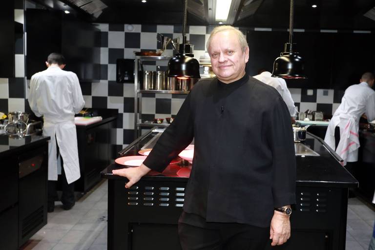 Joël Robuchon na cozinha do restaurante La Grande Maison, em Bordeaux, na França