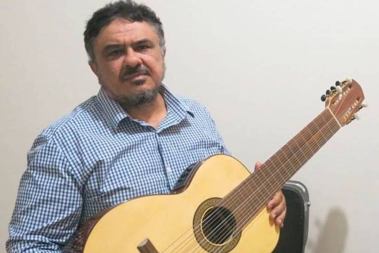Reinaldo Casteluzzo com sua invenção: um violão de 12 cordas, que pode ser tocado com uma só mão
