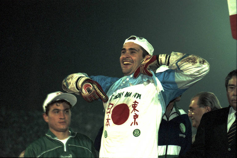 Marcos aponta para a camisa com o símbolo do Japão e comemora a conquista do Palmeiras na Libertadores de 1999 no Palestra Itália