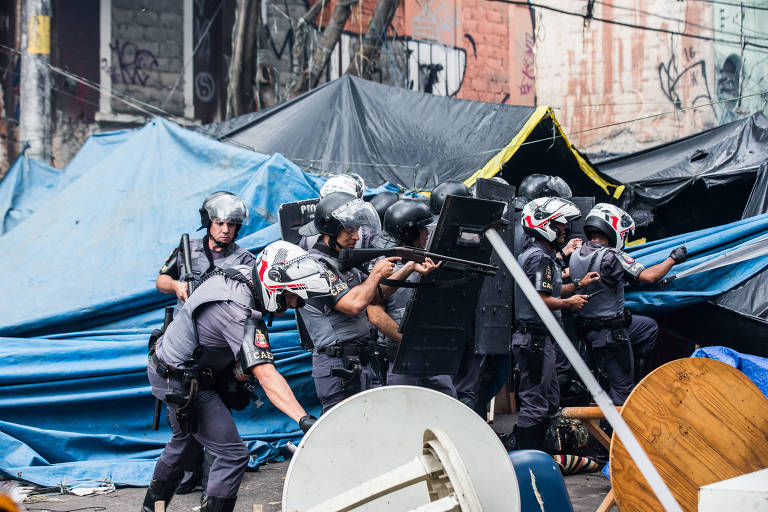 Policiais militares em ação na região da cracolândia, centro de São Paulo