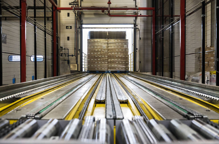 Esteira descarrega a produção de desodorantes da fábrica da Unilever em caminhão que levará os produtos acabados para o centro de distribuição da empresa