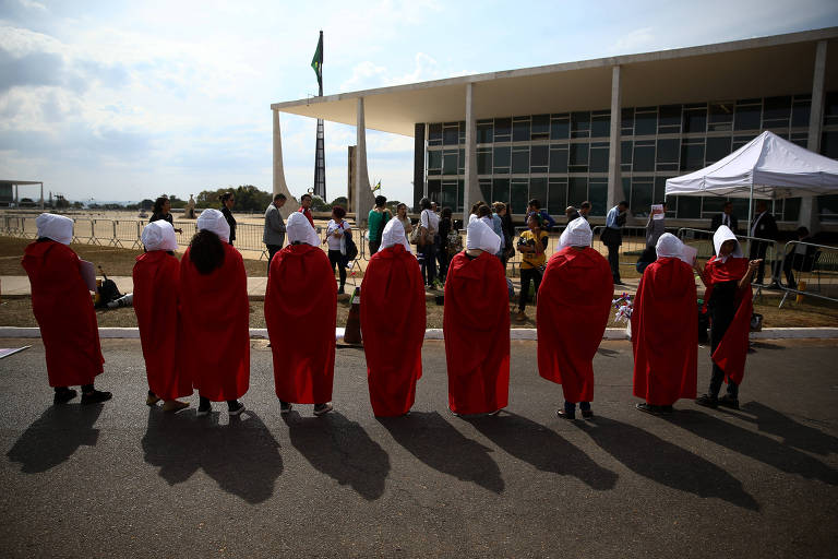 Mulheres que defendem a descriminalização do aborto fazem protesto na frente do STF, em Brasília