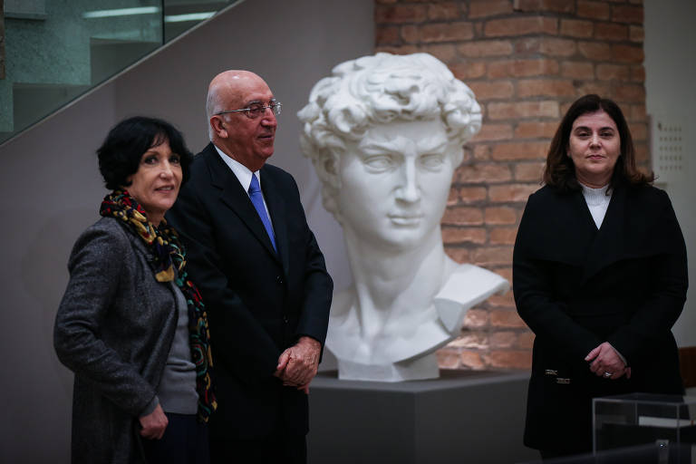 A curadora Denise Mattar, o presidente do conselho, Livio de Vivo, e a diretora do Liceu, Patricia Loureiro