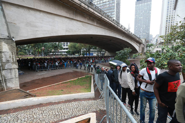 Trabalhadores enfrentaram frio e chuva em fila para se candidatar para postos de emprego