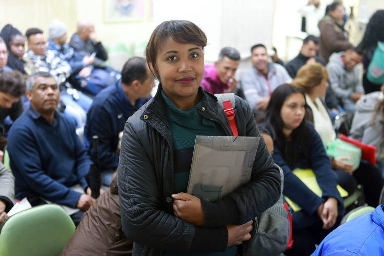 Auxiliar de loja, Valéria de Oliveira chegou ao mutirão às 19h de domingo (5); ela foi
demitida na semana passada